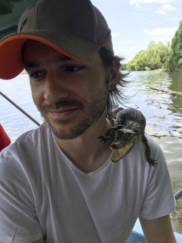 Foto von Tobias mit einem kleinen Krokodil auf der Schulter